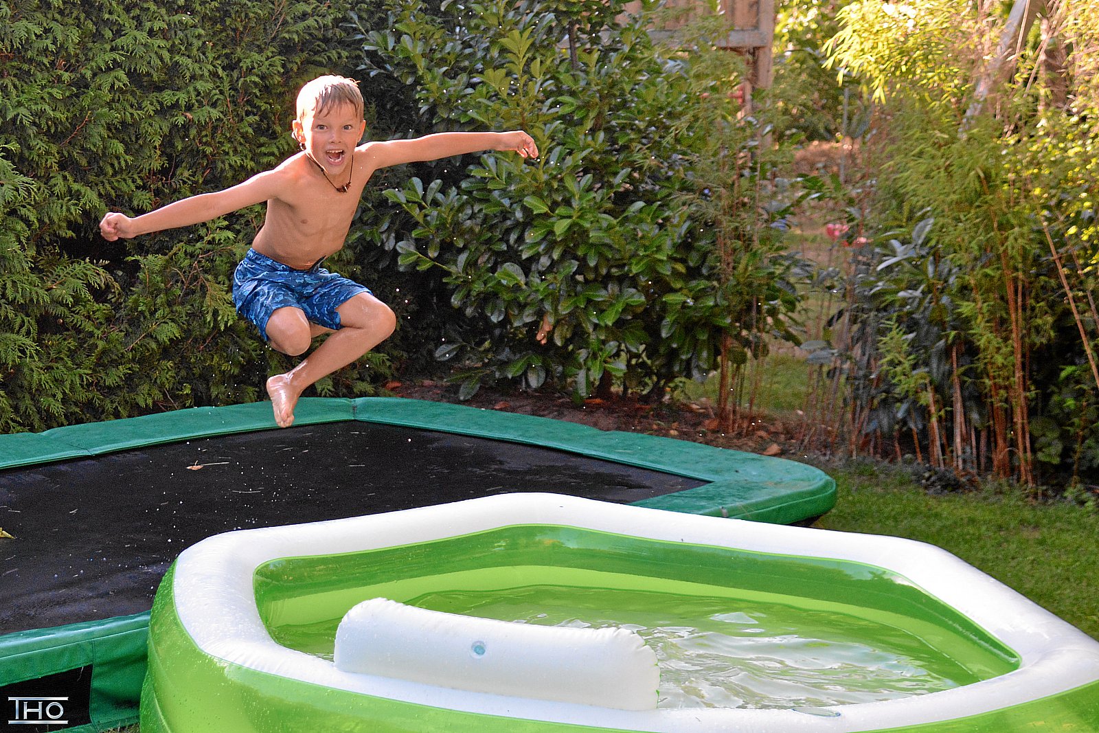 Springen ins Pool